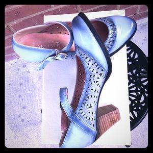 L’ Artiste blue pumps